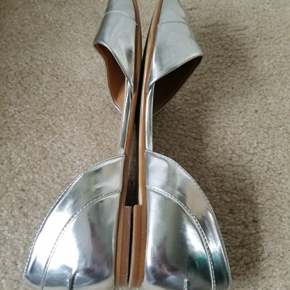 J. Crew Silver Pointed Toe Flats Size 8.5 - Picture 5 of 7